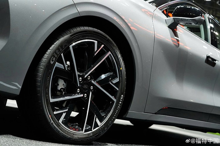 Nằm bên dưới nắp ca-pô của Ford Mondeo 2026 là 3 tùy chọn động cơ. Đầu tiên là động cơ xăng 4 xi-lanh, tăng áp, dung tích 1.5L, tạo ra công suất tối đa 193 mã lực. Thứ hai là động cơ EcoBoost 4 xi-lanh, tăng áp, dung tích 2.0L với công suất tối đa 257 mã lực.