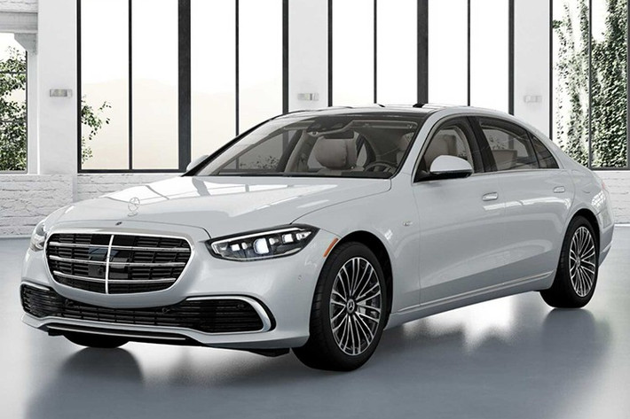 Cung cấp sức mạnh cho xe là hệ truyền động PHEV với sự kết hợp của động cơ xăng 3.0L I6 tăng áp với mô-tơ điện cho tổng công suất 510 mã lực và 750 Nm mô men xoắn. Hệ truyền động này đi cùng hộp số 9G-Tronic và treo khí nén Airmatic. Tính năng đánh lái bánh sau được bổ sung, nhưng góc đánh lái dừng lại ở mức 4,5 độ – thấp hơn bản cao cấp nhất.