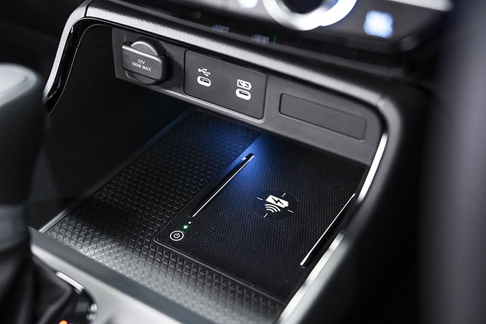 Hệ truyền động hybrid gồm động cơ xăng 2.0L Atkinson kết hợp với hai mô-tơ điện, cho tổng công suất 207 mã lực và mô-men xoắn 335 Nm. Có hai lựa chọn: cầu trước (2WD) hoặc hệ dẫn động 4 bánh toàn thời gian Real-Time AWD với hệ thống điều khiển thông minh E-DPS.