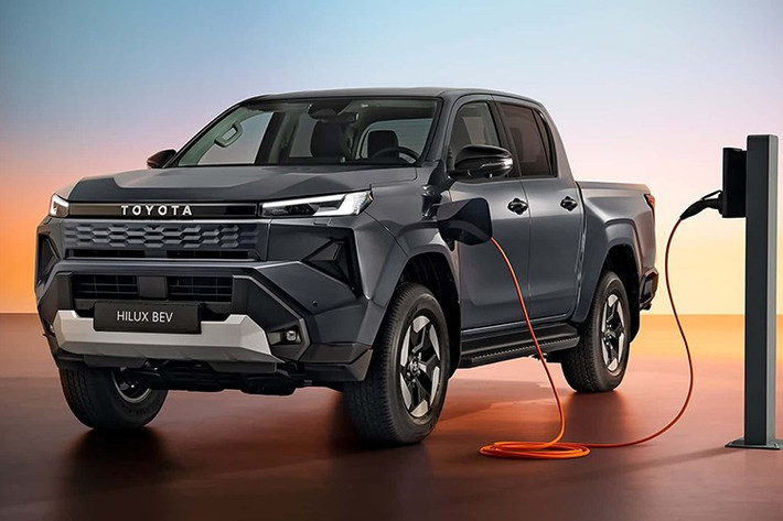 Toyota Hilux BEV được phát triển trên nền tảng thế hệ thứ 9 đã được cải tiến đáng kể và ban đầu sẽ hướng đến nhóm khách hàng doanh nghiệp, đặc biệt là các đội xe hoạt động trong ngành khai thác mỏ – nơi đặc biệt phù hợp với hệ truyền động điện nhờ môi trường làm việc dưới lòng đất.