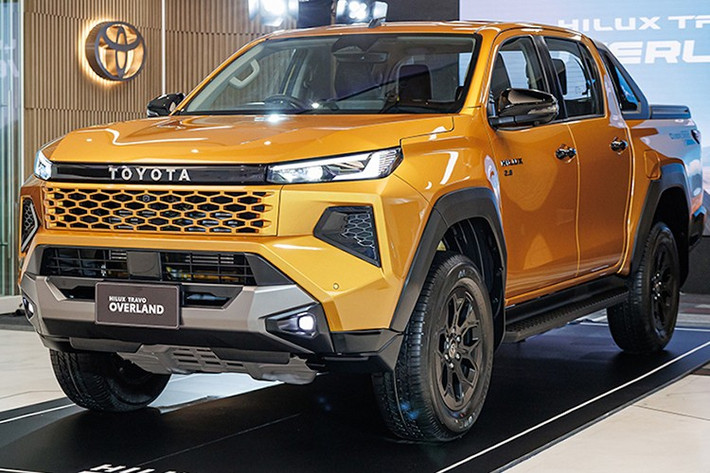 Lần đầu tiên, hệ thống kiểm soát địa hình Multi-Terrain Select được trang bị, hỗ trợ 5 chế độ: Dirt, Sand, Mud, Rock và Deep Snow. Tại Thái, giá của Hilux Travo sẽ dao động từ 767.000 tới 1,366 triệu Baht (tương đương 623,4 tới 1,11 tỷ đồng). Trong khi đó giá Toyota Hilux 2025 tại Việt Nam dao động từ khoảng 668 đến 999 triệu đồng tùy phiên bản.
