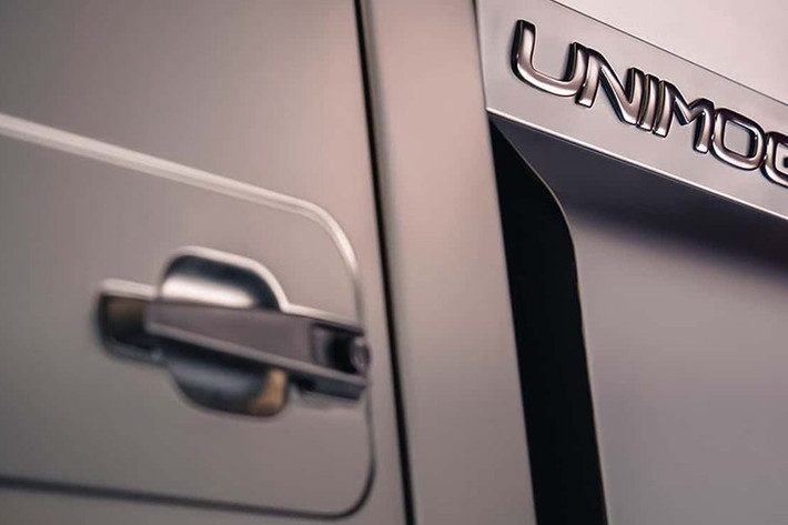 Unimog sang trọng này được phát triển dựa trên Unimog U 4023 - phiên bản được đánh giá cao về khả năng off-road, với cầu portal (bánh răng giảm tốc đặt ngay tại moay-ơ bánh) và khung linh hoạt.