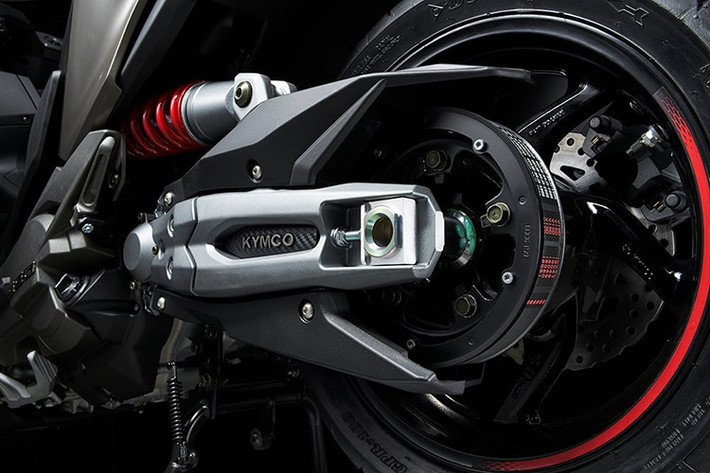 Động cơ của AK550 là loại song song Twin Cross Plane dung tích 550,4 cc, sản sinh công suất 50,9 mã lực tại 7.500 vòng/phút và mô-men xoắn tối đa 52 Nm tại 6.000 vòng/phút. Năng lượng được truyền tới bánh sau thông qua hộp số CVT tự động kết hợp dây đai, cùng hai chế độ lái Power và Rain giúp người điều khiển dễ dàng thích ứng với nhiều điều kiện đường sá.