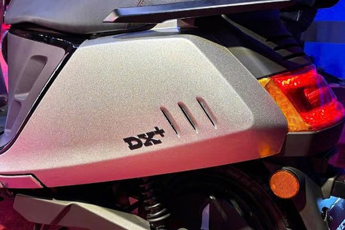 Ngoài ra, xe còn được trang bị hệ thống EasyKey – khởi động không cần chìa khóa vật lý, chỉ dùng mật khẩu. Thông qua ứng dụng Telekinetics, người dùng có thể điều khiển xe từ xa, bao gồm khởi động/tắt máy, mở nắp sạc, cập nhật phần mềm từ xa, và cài đặt vùng an toàn. Hệ thống cũng gửi cảnh báo nếu có ai đó cố gắng nhập sai mật khẩu hơn 10 lần liên tiếp.