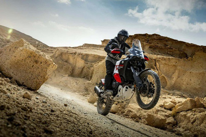 Ngồi vào ghế lái, người dùng cũng sẽ thấy màn hình màu TFT dọc 6,3 inch mới, có chủ đề 'Street', 'Explorer' và 'Raid' để hiển thị thông tin khác nhau, tùy thuộc vào tình huống lái. Nó có thể kết nối với điện thoại di động của bạn thông qua cổng USB-C và bộ cùm tay lái được thiết kế lại.