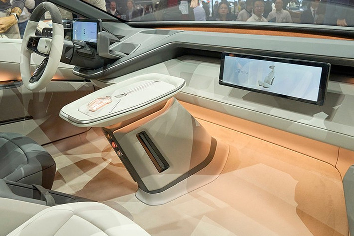 Nội thất của Toyota Corolla Concept cũng được thiết kế lại hoàn toàn với mặt táp-lô tối giản, đi kèm bảng đồng hồ kỹ thuật số và màn hình phụ dành cho hành khách phía trước có kích thước vừa phải. Cụm điều khiển trung tâm với thiết kế nổi đi kèm cần số lấy cảm hứng từ hình dáng của xe.