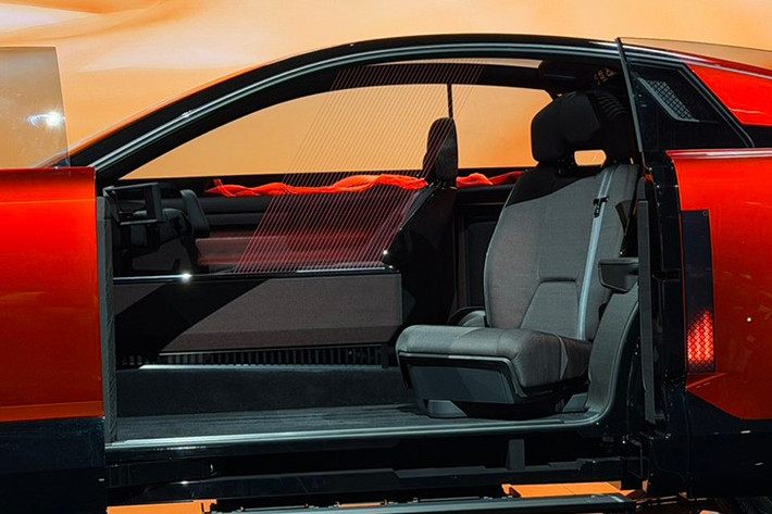 Ghế hành khách phía sau của Toyota Century One of One được bố trí lùi về sau ghế lái và có thể xoay, hỗ trợ ra vào dễ dàng, đồng thời được ngăn cách bằng rèm tạo không gian riêng tư. Thiết kế này vừa phục vụ trải nghiệm cao cấp, vừa tôn vinh tính cá nhân hóa – yếu tố quan trọng trong phân khúc siêu sang.