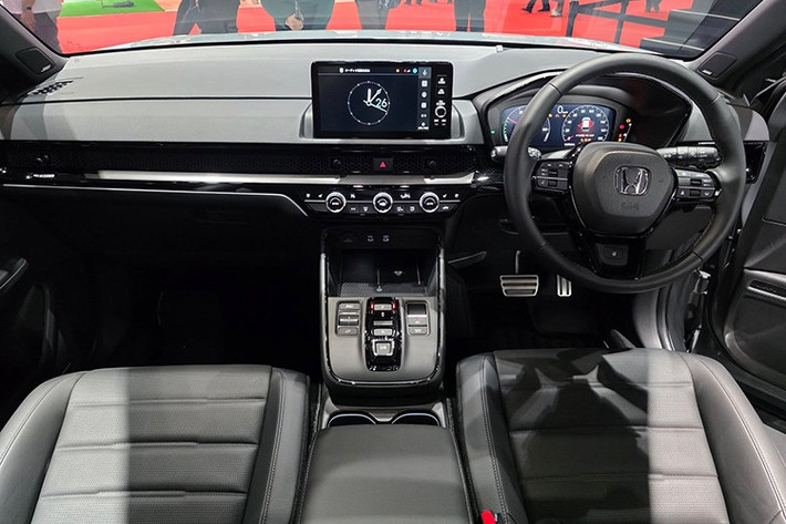 Khoang lái của CR-V e:HEV RS Black Edition tiếp tục theo đuổi phong cách "mượt mà nhưng tiện nghi", sử dụng tông màu tối chủ đạo, nhấn nhá bằng chi tiết kim loại và viền đen bóng. Điểm mới dễ nhận thấy nhất là cụm sang số truyền thống được thay bằng dạng phím bấm điện tử. Ghế trước được bổ sung tính năng làm mát.