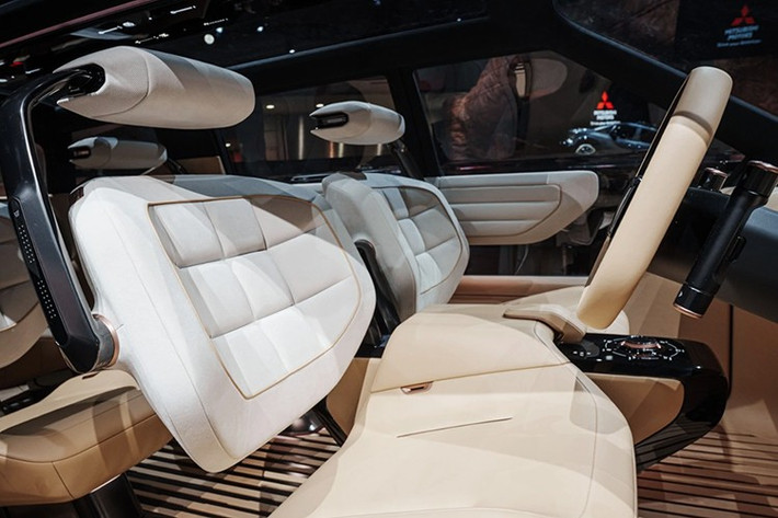 Về vận hành, mẫu xe sử dụng hệ thống dẫn động bốn bánh với 4 mô-tơ điện độc lập, đi kèm công nghệ kiểm soát toàn phần Super All-Wheel Control – một trong những thế mạnh truyền thống của Mitsubishi.