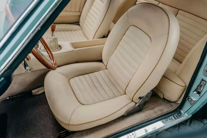 Chiếc xe không chỉ ở trong tình trạng hoàn hảo mà còn sở hữu sự kết hợp màu sắc hiếm có: ngoại thất Azzurro Cielo (xanh lam nhạt) kết hợp với nội thất màu kem. Hơn nữa, chiếc Islero ban đầu thuộc sở hữu của một thành viên Hoàng gia Tây Ban Nha.