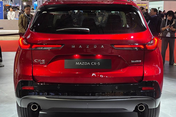 Hệ thống treo MacPherson phía trước và đa liên kết phía sau mang lại trải nghiệm lái cân bằng giữa sự êm ái và tính thể thao. Các công nghệ an toàn chủ động và hỗ trợ người lái cũng là điểm mạnh, với gói i-ACTIVSENSE và hệ thống hỗ trợ lái tiên tiến ADAS được trang bị tiêu chuẩn.