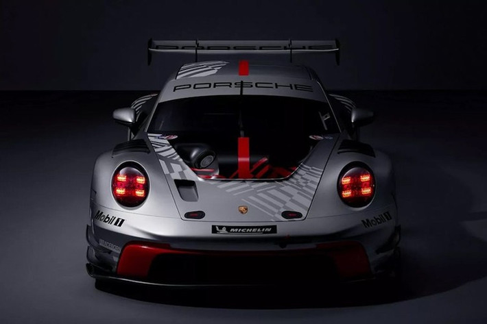 Sức mạnh được cung cấp bởi động cơ 6 xi-lanh nằm ngang 4.2 lít, sản sinh công suất lên đến 557 mã lực (416 kW / 566PS). Tuy nhiên, công suất thực tế sẽ do ban tổ chức cuộc đua quyết định tùy thuộc vào điều kiện từng chặng đua cụ thể.