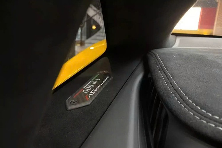 Nguyên bản, siêu xe Lamborghini Aventador SVJ được trang bị khối động cơ V12, hút khí tự nhiên, dung tích 6.5 lít, tạo ra công suất tối đa 770 mã lực và mô-men xoắn cực đại là 720 Nm.