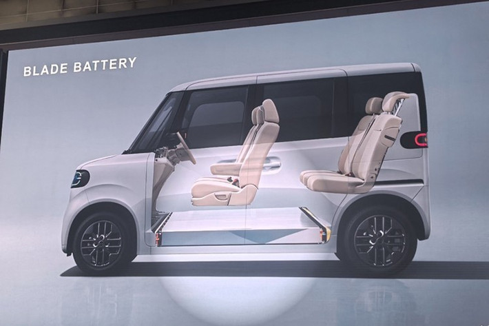 BYD Racco sở hữu những chi tiết thiết kế nổi bật như lưới tản nhiệt đóng kín, dải đèn LED định vị ban ngày hình chữ C bao quanh cụm đèn pha chính, cản trước tích hợp đèn sương mù, kết cấu cột A kép, cổng sạc ở chắn bùn trước bên phải, tay nắm cửa ẩn, đèn hậu LED chạy dọc được nối liền với nhau bằng dải đèn mỏng vắt ngang cửa cốp và mâm thép nhỏ đi kèm ốp la-zăng.