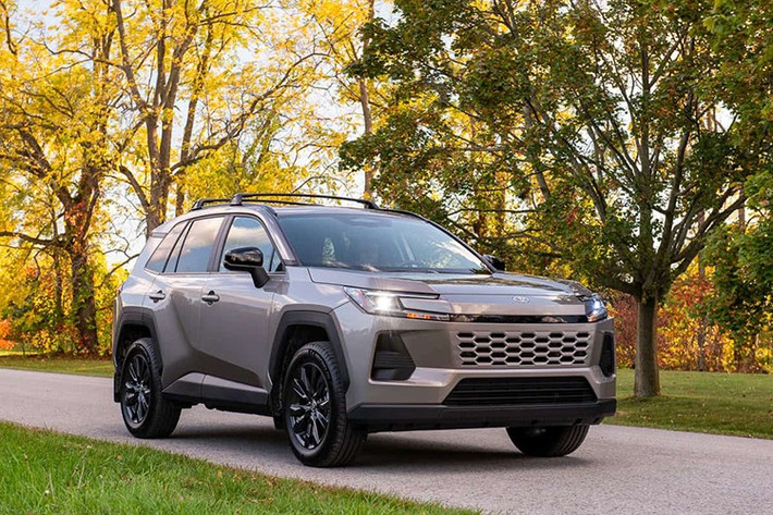 Toyota Toyota RAV4 2026 bản GR Sport cũng được tinh chỉnh hệ thống treo, trợ lực lái điện và bổ sung các thanh gia cường thân xe. Đáng chú ý, bộ pin cũng đóng vai trò như một phần kết cấu tăng độ cứng vững khung gầm.