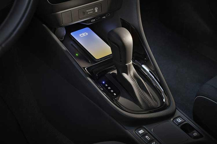 Điểm đáng chú ý là Toyota đã loại bỏ hệ thống Toyota Teammate Advanced Park – công nghệ bao gồm camera toàn cảnh với chức năng “xuyên sàn” và hỗ trợ phanh khi đỗ xe. Đây được xem là quyết định bất ngờ, đặc biệt trong bối cảnh người tiêu dùng Nhật Bản vốn ưa chuộng các tính năng hỗ trợ lái tiên tiến.