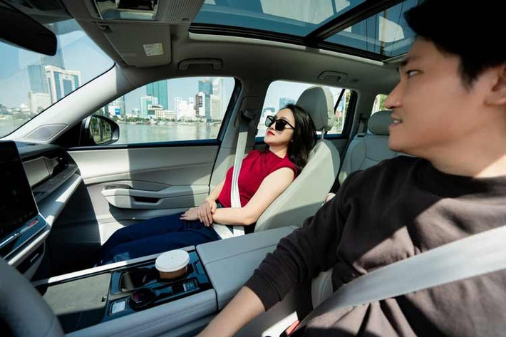 Cách tiếp cận mới này cho thấy Volkswagen không chỉ tập trung vào vị trí người lái mà còn mở rộng trải nghiệm tiện nghi cho hành khách, đặc biệt trong bối cảnh người dùng SUV cao cấp ngày càng chú trọng sự thoải mái.