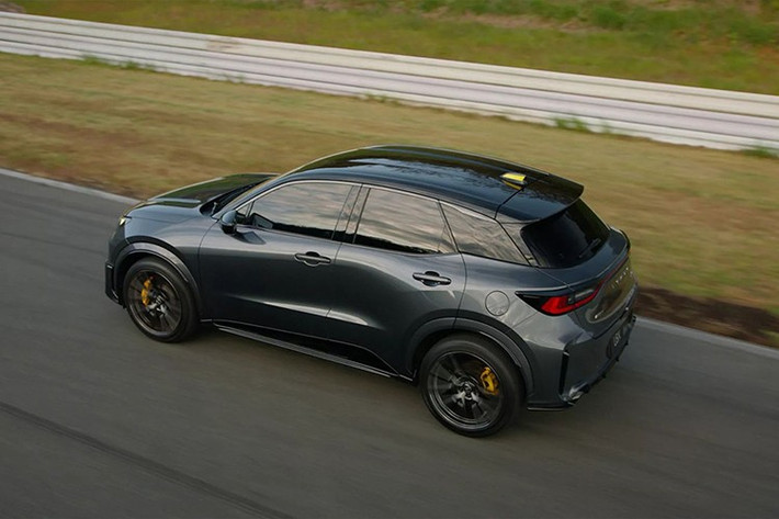 Lexus LBX Morizo RR Original Edition nổi bật với ngoại thất màu xám ánh kim Sonic Chrome độc quyền, kết hợp cùng các chi tiết màu vàng nổi bật tại cản trước và cùm phanh.