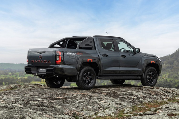 Ngoại hình của Navara thế hệ mới gây ấn tượng với lưới tản nhiệt hình hộp, cụm đèn LED phong cách Patrol và cản trước lấy cảm hứng từ bull bar. Thân xe vẫn giữ lại nhiều chi tiết từ Triton, tuy nhiên cụm đèn hậu sử dụng đồ họa LED riêng biệt do Nissan thiết kế.