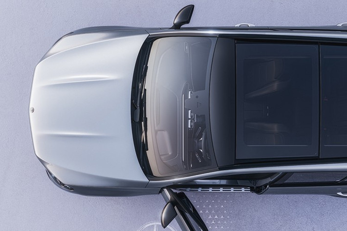 Bên trong, khoang nội thất được hoàn thiện với da Lugano cao cấp, ốp gỗ walnut open-pore và các chi tiết tiện nghi như hệ thống đèn viền nội thất 64 màu, ghế có thông gió, điều hòa khí hậu 4 vùng THERMOTRONIC. Gói AIR BALANCE và hệ thống lọc khí ENERGIZING AIR CONTROL giúp mang lại không gian cabin trong lành và thư giãn.