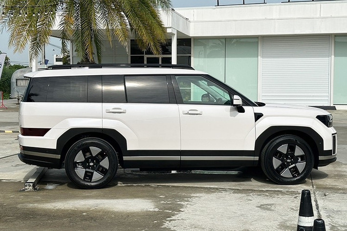 Mới đây, một số đại lý chính hãng Hyundai đã chào mời khách hàng nhận cọc phiên bản Hybrid của SantaFe 2025 thế hệ mới. Theo thông số kỹ thuật từ các thị trường thì phiên bản này chỉ tiêu hao 5,1 lít xăng cho 100 km hỗn hợp. Phiên bản này cũng được kỳ vọng lấy lại vị thế của SantaFe.