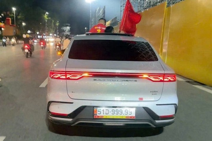 Theo quan niệm phong thủy, biển số ngũ quý 9 là dạng biển cực hiếm và may mắn nhất khi trước đây, chỉ có thể sở hữu qua hình thức bốc biển ngẫu nhiên. Trong tiếng Hán-Việt, số 9 đọc là cửu, đồng âm với “trường cửu”, tượng trưng cho sự bền vững, quyền lực và trường tồn. Ở Trung Hoa xưa, số 9 còn gắn với vua chúa (có 9 rồng, 9 bậc thềm, 9 đỉnh đồng…), nên được coi là số “tối thượng”.