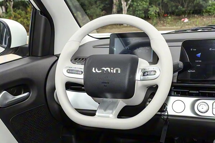 Nhờ đó, xe có thể đạt phạm vi di chuyển lần lượt là 215 km và 310 km theo tiêu chuẩn CLTC, vượt trội hơn nhiều đối thủ cùng phân khúc. Với tầm hoạt động này, người dùng có thể sử dụng Lumin cho các chuyến đi hàng ngày trong thành phố hoặc dã ngoại cuối tuần mà không cần sạc thường xuyên.