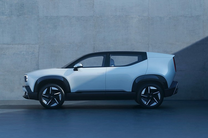 Honda 0 α gia nhập dòng xe Honda 0 Saloon và Honda 0 SUV, ra mắt hồi tháng 1. Chiếc Saloon này là mẫu xe chủ lực của dòng xe này, với thiết kế thấp, khí động học và tập trung vào khí động học tiên tiến, động lực học khi lái và sự thoải mái bên trong. Ngược lại, SUV 0 được thiết kế như một mẫu xe đa năng và chắc chắn, kết hợp giữa dáng vẻ mạnh mẽ, thể thao với cabin tinh tế, hướng đến những người lái xe tìm kiếm cả sự tiện ích và sự tinh tế.