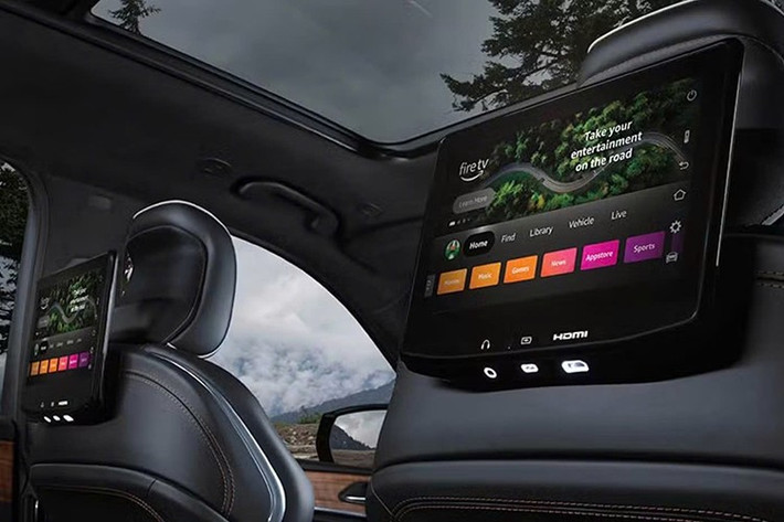 Cùng với đó là hàng loạt hệ thống hỗ trợ người lái, bao gồm phanh khẩn cấp tự động, phát hiện phương tiện cắt ngang phía sau, giám sát điểm mù và kiểm soát làn đường chủ động. Các phiên bản cao cấp hơn sang trọng hơn với cửa sổ trời toàn cảnh 2 lớp và hệ thống âm thanh cao cấp Alpine 9 loa.