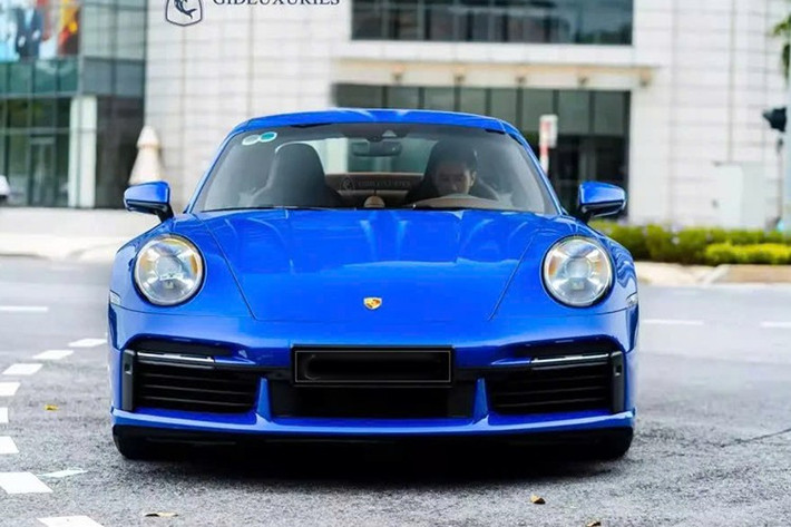 Porsche 911 là dòng xe thể thao được xem như là huyền thoại trong "làng xe 2 cửa" khi đã có tuổi đời 60 năm, từ năm 1964 cho đến nay, hãng xe Đức luôn biết làm hài lòng các khách hàng khó tính của mình, bằng những phiên bản rất chất lượng, trong số đó, Porsche 911 Turbo S thế hệ 992 khi ra mắt, đã ngay lập tức thu hút rất nhiều dân chơi xuống tiền để sở hữu.