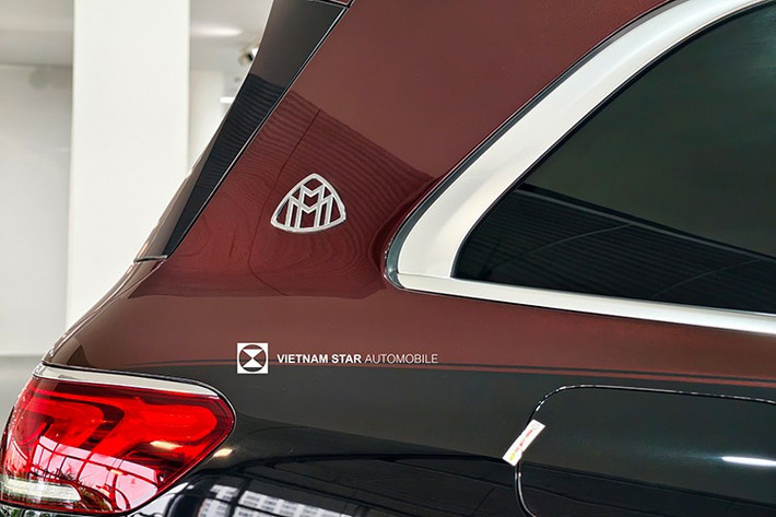 Bên trong khoang nội thất Mercedes-Maybach GLS 480 tại Việt Nam là không gian xa xỉ với vật liệu da cao cấp và ốp gỗ thật, đặc biệt là hàng ghế sau được bố trí theo cấu hình 2 ghế thương gia độc lập.