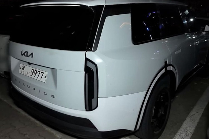 Thay vì tái thiết kế từ đầu, Kia chọn cách "tiến hóa có chọn lọc" cho Kia Telluride 2026. Ngôn ngữ thiết kế Opposites United – kết hợp giữa sự đối lập như mạnh mẽ và thanh lịch, truyền thống và hiện đại – được áp dụng triệt để để định hình một phiên bản Telluride mới mẻ nhưng vẫn giữ được bản sắc riêng.