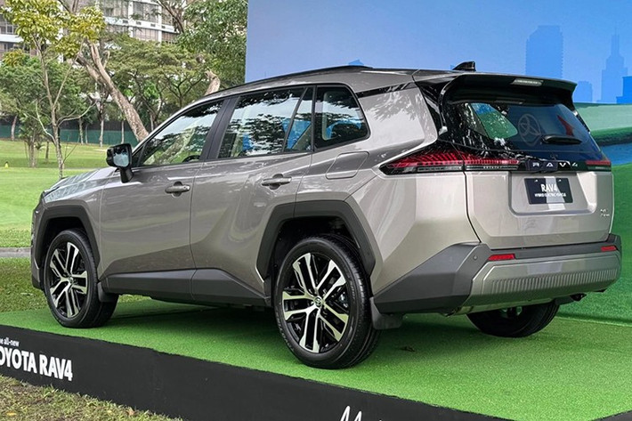 Thân xe nổi bật với bộ mâm hai tông màu, hốc bánh lớn và các ốp nhựa đen tạo cảm giác mạnh mẽ. Cụm đèn hậu mới có thiết kế tinh xảo, kết hợp cùng các chi tiết đen bóng ở cản sau và cánh gió, góp phần nâng tầm phong cách sang trọng.