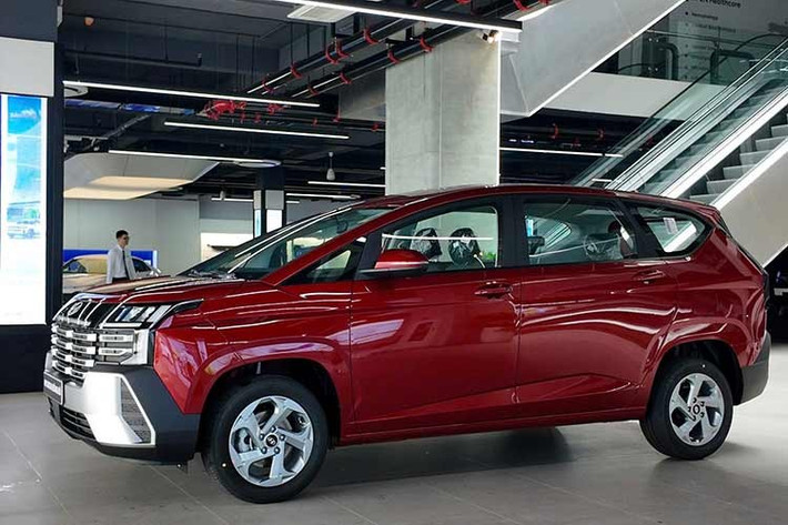 Phần đầu xe là nơi thể hiện rõ nhất sự đổi mới với cụm đèn pha được đẩy lên vị trí cao hơn. Dải LED định vị đặc trưng chạy ngang đầu xe vẫn được giữ lại, nhưng thiết kế đã được tinh chỉnh, mang cảm giác hiện đại, tương xứng với thiết kế mạnh mẽ của tổng thể xe. Đáng chú ý, đèn xi-nhan nay đã được tích hợp trực tiếp vào dải LED này thay vì nằm tách biệt trong cụm đèn pha như trước.