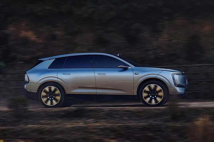 Chưa dừng ở đó, E7X còn có cảm biến LiDAR gắn trên nóc xe, vận hành bởi mô hình lớn Flywheel thế hệ mới của Momenta, mang đến các tính năng như hỗ trợ lái tự động dựa trên định vị trên cả cao tốc lẫn trong đô thị (NOA). Theo kế hoạch, AUDI E7X sẽ chính thức tại Triển lãm Ô tô Bắc Kinh năm nay diễn ra vào tháng 4/2026 tới.