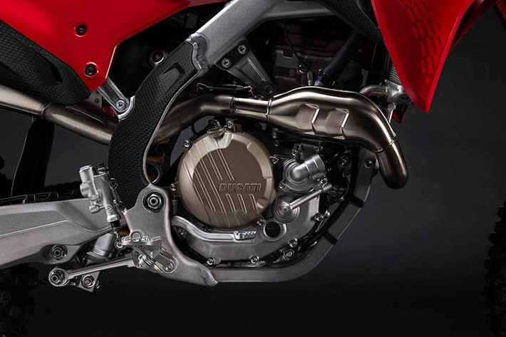 Sức mạnh của Desmo450 MX đến từ khối động cơ xi-lanh đơn dung tích 449,6 cc, tích hợp hệ thống phân phối khí Desmodromic - công nghệ đặc trưng vốn thường xuất hiện trên các mẫu sportbike hiệu suất cao của Ducati.