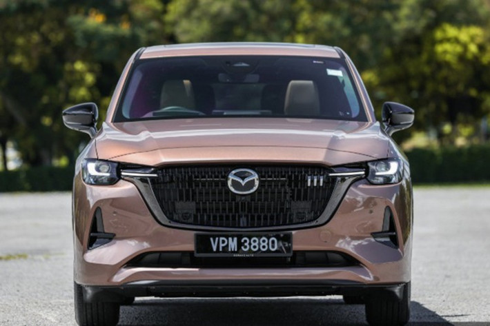 Về hệ thống treo, Mazda CX-80 2026 tại Malaysia sử dụng cấu hình tay đòn kép phía trước và đa liên kết phía sau. Hệ thống phanh là loại đĩa thông gió ở cả bốn bánh, đi kèm vô-lăng trợ lực điện.