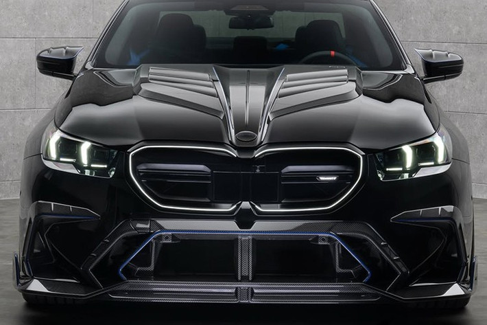 Nắp capo được thiết kế lại với các khe gió bằng sợi carbon đặt chính giữa. Thân xe xuất hiện thêm nẹp sườn mới, ốp gương chiếu hậu carbon và các chi tiết carbon quanh cột C theo phong cách Hofmeister đặc trưng của BMW. Mâm xe kích thước 22 inch hoàn thiện diện mạo thể thao hơn.