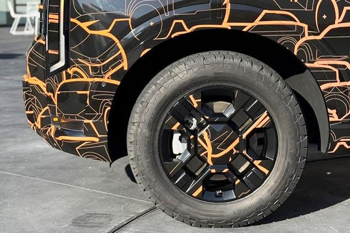 Không giống như các lớp ngụy trang truyền thống vốn mang tính kỹ thuật, KIA đã biến chiếc Telluride thành một tác phẩm nghệ thuật di động. Theo ông Tom Kearns, Phó Chủ tịch kiêm Giám đốc Thiết kế cấp cao tại Trung tâm Thiết kế KIA Mỹ, đội ngũ của ông đã lấy cảm hứng từ các họa sĩ đương đại như Keith Haring và Mr. Doodle để tạo nên lớp vỏ bọc đặc biệt này.