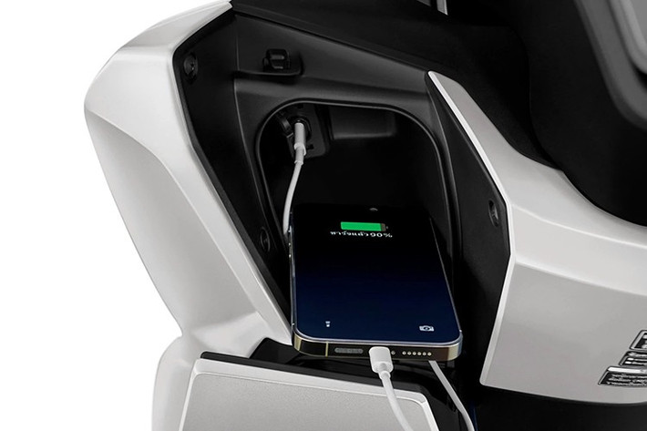 Về sức mạnh, All New PCX160 sử dụng động cơ eSP+ dung tích 157 cc, 4 van, mang lại khả năng vận hành mượt mà, mạnh mẽ và tiết kiệm nhiên liệu. Xe được trang bị phanh ABS cho bánh trước, cùng đĩa phanh lớn trước – sau, đảm bảo an toàn khi di chuyển.