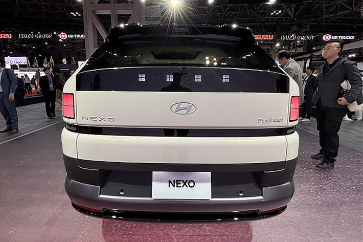 Mẫu xe Hyudnai Nexo thế hệ mới được giới thiệu với những cải tiến đáng kể về hiệu suất và công nghệ. Với hệ thống pin nhiên liệu được cải tiến, xe đạt phạm vi hoạt động ấn tượng hơn 826 km (theo chuẩn WLTP) và chỉ cần khoảng năm phút để nạp đầy nhiên liệu.