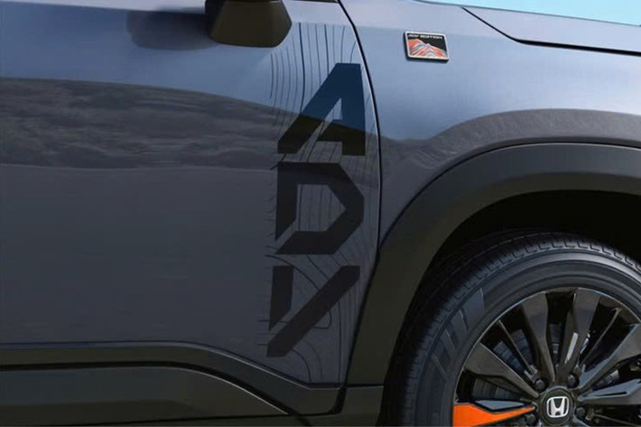 Bộ decal màu đen – cam trên nắp ca-pô, logo “ADV” tại cửa trước và huy hiệu riêng ở chắn bùn cùng cốp sau giúp phân biệt phiên bản này với các cấu hình tiêu chuẩn.