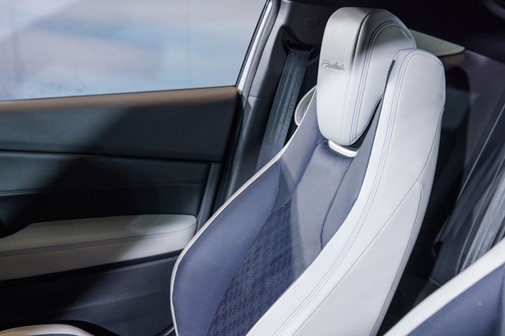 Nội thất xe tiếp tục duy trì triết lý “Unlimited Glide” với thiết kế tối giản nhưng giàu tính thể thao. Nội thất có hai tùy chọn phối màu gồm xanh – trắng và xanh – đen, nổi bật với ghế trước thêu logo “Prelude”, bảng đồng hồ thiết kế riêng, cùng các chi tiết như cửa gió điều hòa dạng tổ ong, chỉ may tương phản, bảng táp-lô bọc mềm và khoang hành lý kiểu liftback mở rộng.