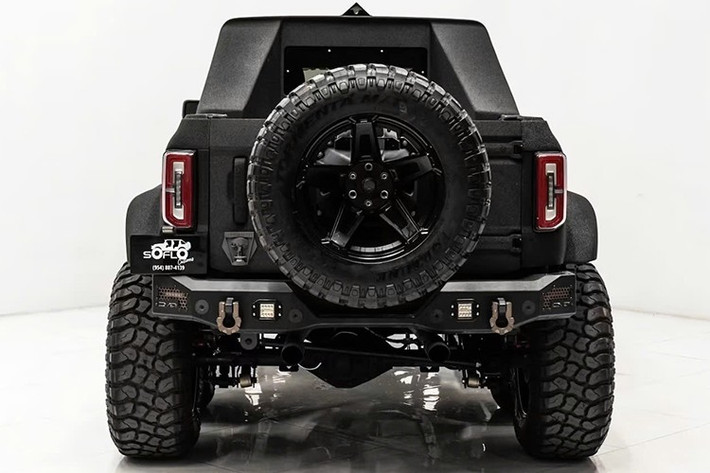 Theo hãng độ SoFlo Customs, Apocalypse Dark Horse hiện là chiếc Ford Bronco 6x6 duy nhất được sản xuất và chào bán thương mại. Mẫu xe này hướng đến nhóm khách hàng đề cao tính độc bản, khả năng vượt địa hình và sự khác biệt rõ nét.