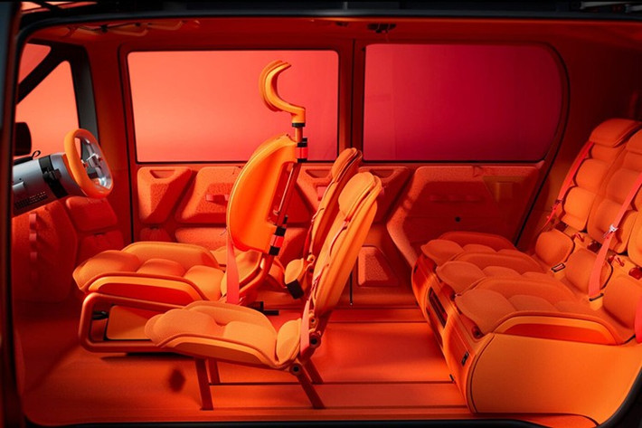 Tuy nhiên, có rất nhiều điều để nói về khoang nội thất, bởi vì đây là nơi mà nhà sản xuất ô tô thực sự đã đầu tư hết mình. Có thể vào bên trong bằng bốn cửa mở theo hướng ngược nhau, không có trụ giữa, không gian bên trong ELO đủ rộng để chứa tối đa 6 người.