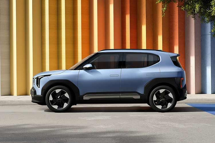 Kia EV2 2026 là mẫu SUV cỡ B được định hướng vừa là chiếc xe dành cho người lần đầu mua ô tô điện, vừa là xe gia đình, vừa là phương tiện đi lại hằng ngày. Xe nhỏ gọn, thực dụng, nhiều công nghệ và có mức giá ước tính khá tiếp cận, chỉ khoảng 26.000 bảng Anh (915 triệu đồng).