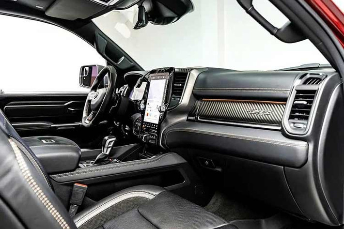 Chắc hẳn bạn đã biết động cơ nào mạnh mẽ nhất trên chiếc Ram 1500 TRX Final Edition rồi, đó chính là động cơ V8 siêu tăng áp được trang bị trên các phiên bản khác trong dòng xe này.