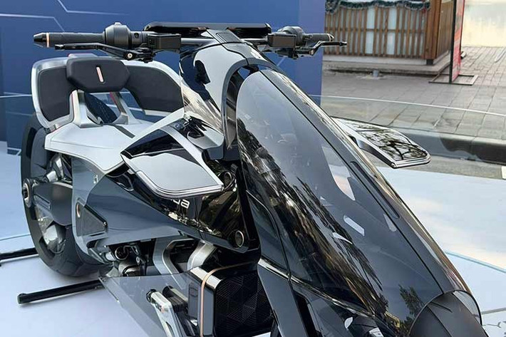 Honda EV Outlier xuất hiện tại Việt Nam sở hữu khá nhiều điều thú vị. Điều đầu tiên dễ nhận thấy là tư thế lái kiểu chân duỗi về phía trước và tay lái cao. Vậy đây có phải là xe cruiser không? Có thể. Tuy nhiên, EV Outlier cũng gợi nhớ đến những chiếc xe trong phim viễn tưởng.