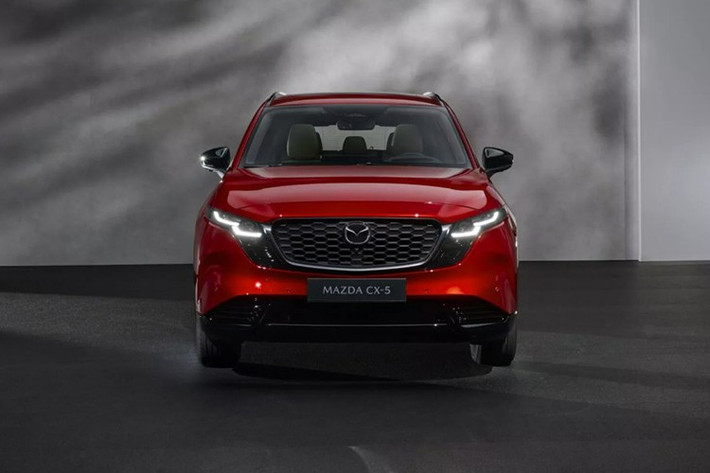 Tại thị trường Mỹ, CX-5 2026 mở đầu với bản tiêu chuẩn 2.5 S. Mazda không công bố quá nhiều chi tiết, nhưng mẫu crossover này được trang bị hệ thống đèn chiếu sáng LED và bộ mâm 17 inch. Đáng chú ý, CX-5 thế hệ mới dài hơn thế hệ trước 114 mm và chiều dài cơ sở tăng thêm 76 mm, hứa hẹn mang lại không gian sử dụng rộng rãi hơn.