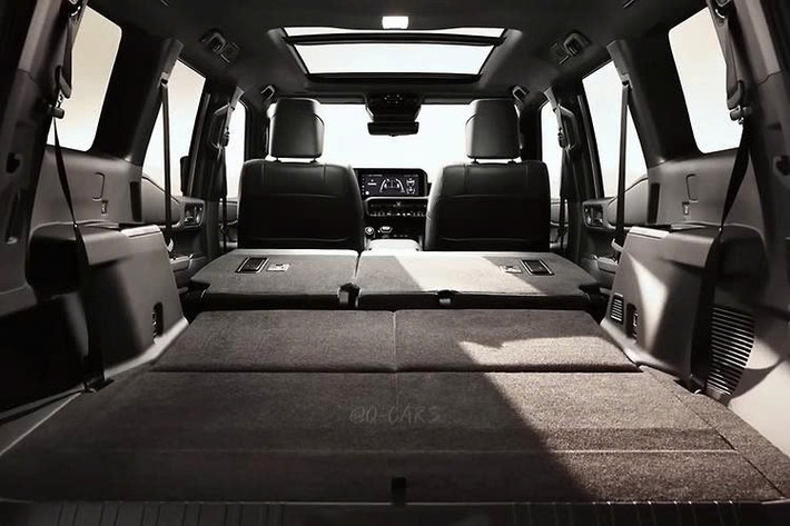 Cụm vô-lăng mới được xem là sẽ lấy cảm hứng từ người anh em RAV4 mới, kết hợp với bảng đồng hồ phía sau hoàn toàn kỹ thuật số. Các nút bấm điều khiển chức năng như nút bấm điều hòa tự động hai vùng, nút bấm làm mát ghế hay nút chỉnh chế độ lái vẫn được giữ lại nhằm duy trì yếu tố thực dụng.